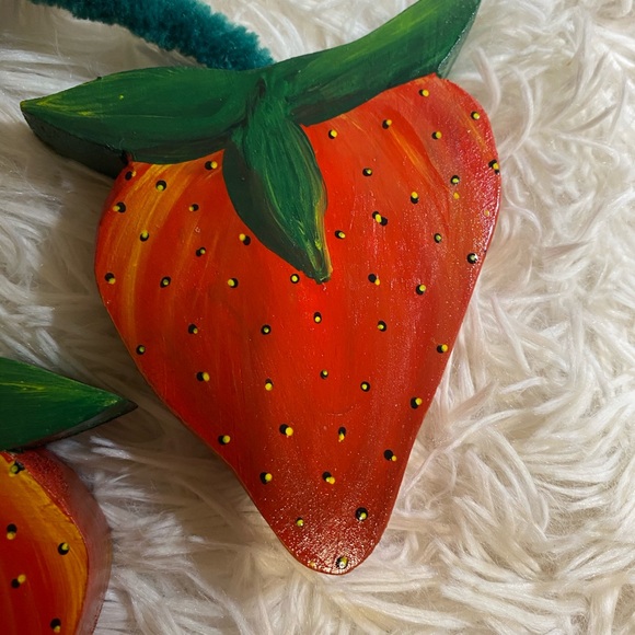 HAND CRAFTED Painted Set of double hanging wood strawberries NWOT Sealed - Picture 10 of 13